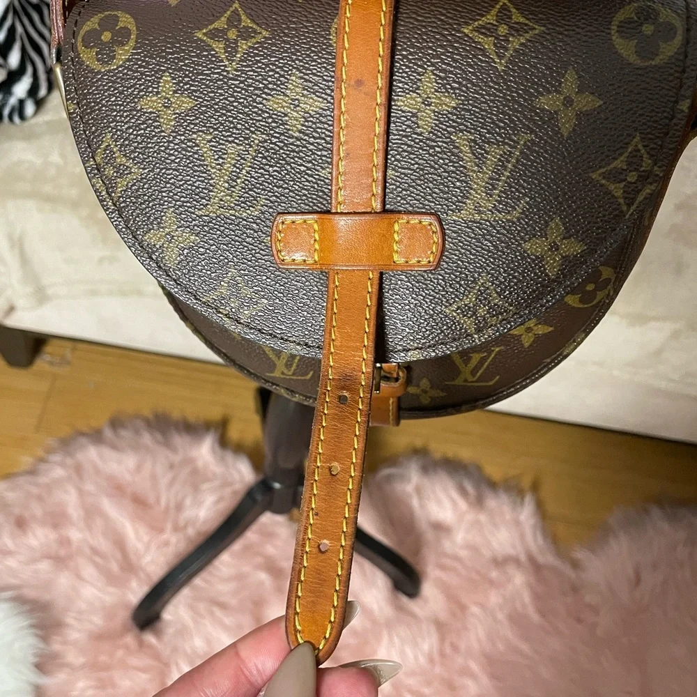 Louis Vuitton Chantilly crossbody bag - Picture 9 of 14